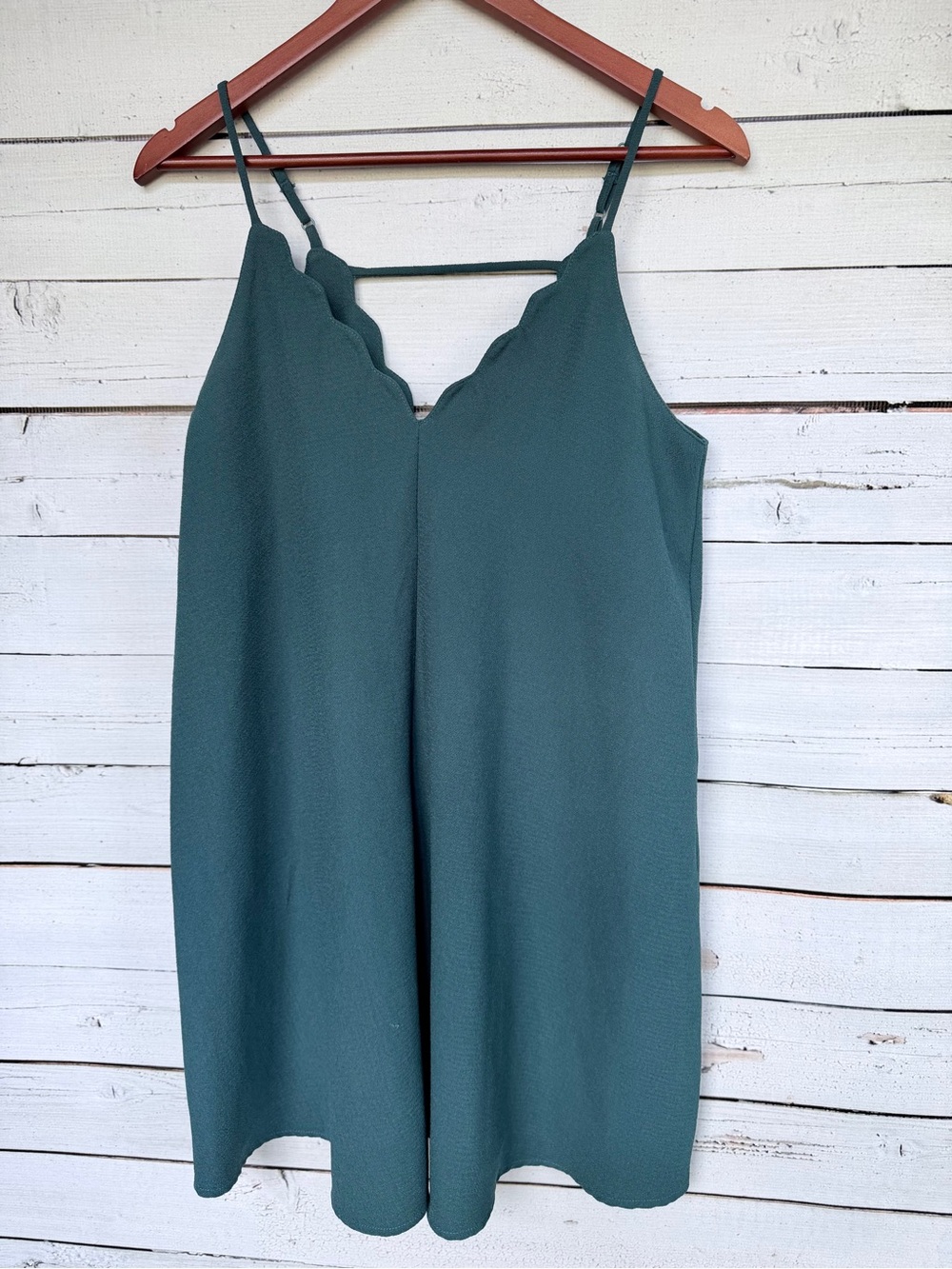 fab'rik Scalloped V-Neck Camisole Tank Top Size Small